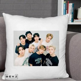 Perna Personalizata K-pop Stray Kids Foto Grup Fara Text, 40x40 cm, Alb Pufos, Husa Detasabila, Perna Inclusa, BEKZ®