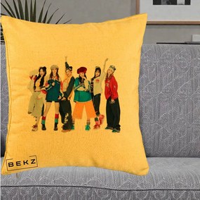 Perna Personalizata Grup K-pop Fete in Picioare Foto, 40x40 cm, Galben, Husa Detasabila, Perna Inclusa, BEKZ®