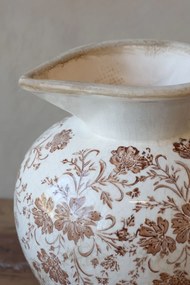 Carafă albă din ceramică antichizată, pictată manual, cu motiv floral natur, 18,5x20,5 cm, „Grenoble"