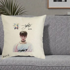 Perna Personalizata K-pop BTS Jungkook Portret cu Ochelari Autograf, 40x40 cm, Ecru, Husa Detasabila, Perna Inclusa, BEKZ®