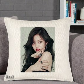 Perna Personalizata K-pop BLACKPINK Jennie Editorial Negru cu Inele, 40x40 cm, Crem Reliefat, Husa Detasabila, Perna Inclusa, BEKZ®