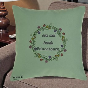 Cadou pentru Educatoare - Perna Personalizata Cea mai Buna Educatoare cu Coronita Florala Colorata, 40x40 cm, Verde, Husa Detasabila, Perna Inclusa, BEKZ®