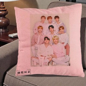 Perna Personalizata K-pop Stray Kids Foto Grup Pastel Roz-Alb cu 8 Membrii, 40x40 cm, Roz, Husa Detasabila, Perna Inclusa, BEKZ®