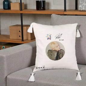 Perna Personalizata K-pop BTS Suga Portret cu Autograf, 40x40 cm, Bej cu Franjuri, Husa Detasabila, Perna Inclusa, BEKZ®