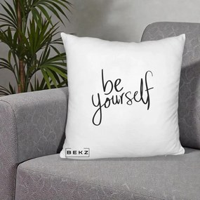 Perna Decorativa Be Yourself Caligrafie Neagra, 40x40 cm, Alb Pufos, Husa Detasabila, Perna Inclusa, BEKZ®