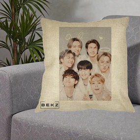 Perna Personalizata K-pop BTS Foto Grup Cute cu Animatii si 7 Membrii, 40x40 cm, Crem, Husa Detasabila, Perna Inclusa, BEKZ®