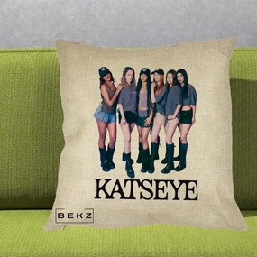 Perna Personalizata K-pop KATSEYE Grup Foto Tinute Gri, 40x40 cm, Crem, Husa Detasabila, Perna Inclusa, BEKZ®