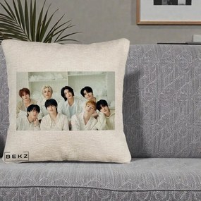 Perna Personalizata K-pop Stray Kids Foto Grup All-White Landscape, 40x40 cm, Bej Canapea, Husa Detasabila, Perna Inclusa, BEKZ®