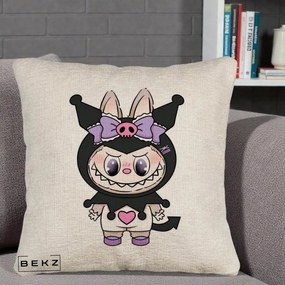 Perna Personalizata Labubu x Kuromi, 40x40 cm, Bej Canapea, Husa Detasabila, Perna Inclusa, BEKZ®