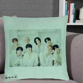 Perna Personalizata K-pop Stray Kids Foto Grup Alb All-White cu 8 Membrii, 40x40 cm, Verde Menta, Husa Detasabila, Perna Inclusa, BEKZ®
