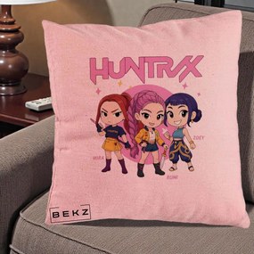 Perna Personalizata K-pop HUNTRX Trio Chibi cu Arme, 40x40 cm, Roz, Husa Detasabila, Perna Inclusa, BEKZ®
