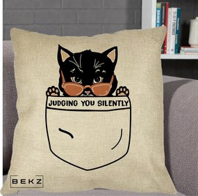 Perna Decorativa Judging You Silently Pisica Buzunar, 40x40 cm, Crem, Husa Detasabila, Perna Inclusa, BEKZ®