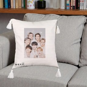 Perna Personalizata K-pop BTS Foto Grup Cute cu Animatii si 7 Membrii, 40x40 cm, Bej cu Franjuri, Husa Detasabila, Perna Inclusa, BEKZ®