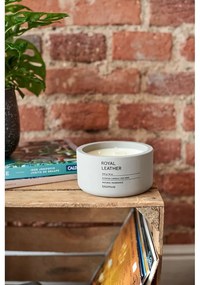 Lumânare parfumată din ceară de soia timp de ardere 25 h Fraga: Royal Leather – Blomus