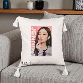 Perna Personalizata K-pop BLACKPINK Jennie cu Semnatura si Fond Roz, 40x40 cm, Bej cu Franjuri, Husa Detasabila, Perna Inclusa, BEKZ®