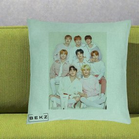Perna Personalizata K-pop Stray Kids Foto Grup Pastel Roz-Alb cu 8 Membrii, 40x40 cm, Verde Menta, Husa Detasabila, Perna Inclusa, BEKZ®