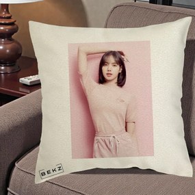Perna Personalizata K-pop BLACKPINK Lisa Roz, 40x40 cm, Ecru, Husa Detasabila, Perna Inclusa, BEKZ®