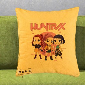 Perna Personalizata K-pop HUNTRX Trio Chibi cu Arme, 40x40 cm, Galben, Husa Detasabila, Perna Inclusa, BEKZ®