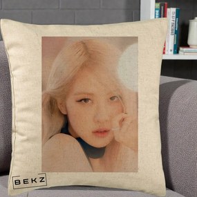 Perna Personalizata K-pop BLACKPINK Rose Blond cu Inel Roz Pastel, 40x40 cm, Bej, Husa Detasabila, Perna Inclusa, BEKZ®