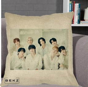 Perna Personalizata K-pop Stray Kids Foto Grup Alb All-White cu 8 Membrii, 40x40 cm, Crem, Husa Detasabila, Perna Inclusa, BEKZ®