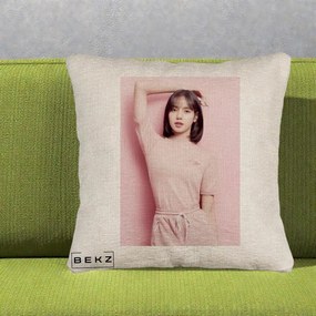 Perna Personalizata K-pop BLACKPINK Lisa Roz, 40x40 cm, Bej Canapea, Husa Detasabila, Perna Inclusa, BEKZ®