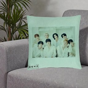 Perna Personalizata K-pop Stray Kids Foto Grup Alb All-White cu 8 Membrii, 40x40 cm, Verde Menta, Husa Detasabila, Perna Inclusa, BEKZ®