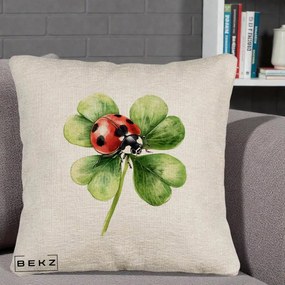 Perna Decorativa Buburuza Norocoasa pe Trifoi cu Patru Foi, 40x40 cm, Bej Canapea, Husa Detasabila, Perna Inclusa, BEKZ®