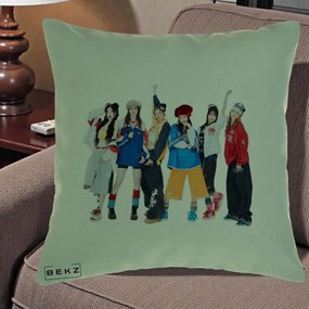 Perna Personalizata Grup K-pop Fete in Picioare Foto, 40x40 cm, Verde, Husa Detasabila, Perna Inclusa, BEKZ®