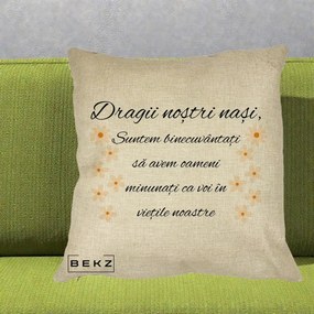 Cadou pentru Nasi - Perna Personalizata Dragii Nostri Nasi Suntem Binecuvantati cu Floricele, 40x40 cm, Crem, Husa Detasabila, Perna Inclusa, BEKZ®