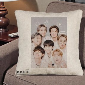 Perna Personalizata K-pop BTS Foto Grup Cute cu Animatii si 7 Membrii, 40x40 cm, Bej Canapea, Husa Detasabila, Perna Inclusa, BEKZ®