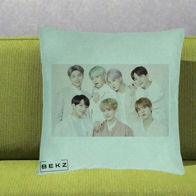 Perna Personalizata K-pop BTS Foto Grup Landscape Pastel, 40x40 cm, Verde Menta, Husa Detasabila, Perna Inclusa, BEKZ®