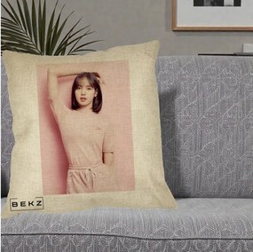 Perna Personalizata K-pop BLACKPINK Lisa Roz, 40x40 cm, Crem, Husa Detasabila, Perna Inclusa, BEKZ®