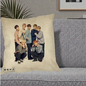Perna Personalizata K-pop BTS Foto Grup In Picioare Tricoturi, 40x40 cm, Crem, Husa Detasabila, Perna Inclusa, BEKZ®