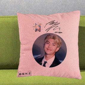 Perna Personalizata K-pop BTS RM Namjoon Portret Cerc cu Autograf, 40x40 cm, Roz, Husa Detasabila, Perna Inclusa, BEKZ®