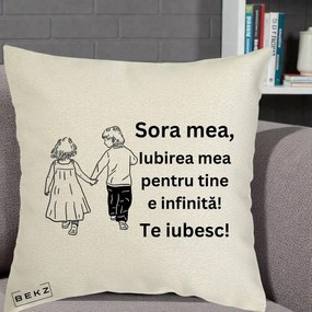 Cadou pentru Sora - Perna Personalizata Sora Mea Te Iubesc Copii Tinand Maini din Spate, 40x40 cm, Ecru, Husa Detasabila, Perna Inclusa, BEKZ®