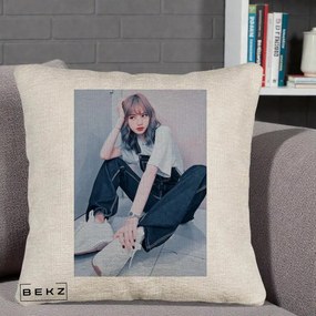 Perna Personalizata K-pop BLACKPINK Lisa, 40x40 cm, Bej Canapea, Husa Detasabila, Perna Inclusa, BEKZ®