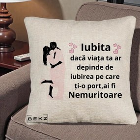 Cadou pentru Iubita - Perna Personalizata Iubita Nemuritoare cu Siluete de Cuplu, 40x40 cm, Bej Canapea, Husa Detasabila, Perna Inclusa, BEKZ®