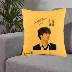 Perna Personalizata K-pop BTS Jin Portret Tinuta Albastra Autograf, 40x40 cm, Galben, Husa Detasabila, Perna Inclusa, BEKZ®