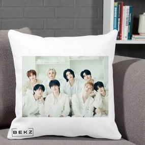 Perna Personalizata K-pop Stray Kids Foto Grup Alb All-White cu 8 Membrii, 40x40 cm, Alba Mata, Husa Detasabila, Perna Inclusa, BEKZ®