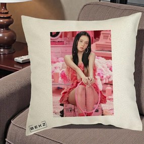 Perna Personalizata K-pop BLACKPINK Jisoo Pink Room, 40x40 cm, Ecru, Husa Detasabila, Perna Inclusa, BEKZ®