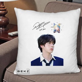 Perna Personalizata K-pop BTS Jin Portret Tinuta Albastra Autograf, 40x40 cm, Alb Pufos, Husa Detasabila, Perna Inclusa, BEKZ®