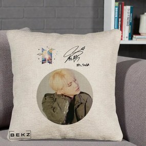 Perna Personalizata K-pop BTS Suga Portret cu Autograf, 40x40 cm, Bej Canapea, Husa Detasabila, Perna Inclusa, BEKZ®