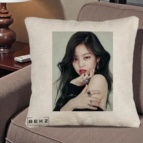 Perna Personalizata K-pop BLACKPINK Jennie Editorial Negru cu Inele, 40x40 cm, Bej Canapea, Husa Detasabila, Perna Inclusa, BEKZ®