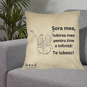 Cadou pentru Sora - Perna Personalizata Sora Mea Te Iubesc Line Art Doua Fete cu Brate Ridicate, 40x40 cm, Crem, Husa Detasabila, Perna Inclusa, BEKZ®