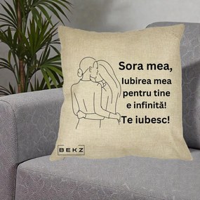 Cadou pentru Sora - Perna Personalizata Sora Mea Te Iubesc Imbratisare din Spate Line Art, 40x40 cm, Crem, Husa Detasabila, Perna Inclusa, BEKZ®