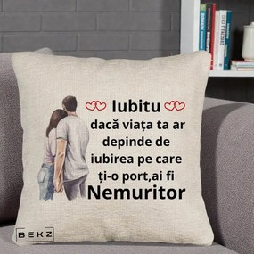 Cadou pentru Iubita - Perna Personalizata Iubitu Nemuritor cu Cuplu Acuarela si Inimi Rosii, 40x40 cm, Bej Canapea, Husa Detasabila, Perna Inclusa, BEKZ®