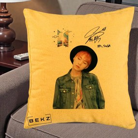 Perna Personalizata K-pop BTS Suga par Portocaliu Palarie Autograf, 40x40 cm, Galben, Husa Detasabila, Perna Inclusa, BEKZ®