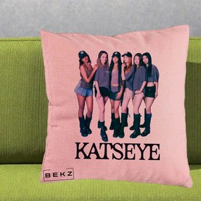 Perna Personalizata K-pop KATSEYE Grup Foto Tinute Gri, 40x40 cm, Roz, Husa Detasabila, Perna Inclusa, BEKZ®