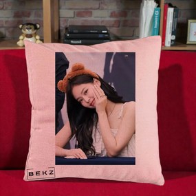 Perna Personalizata K-pop BLACKPINK Jennie Cute cu Diadema Ursulet, 40x40 cm, Roz, Husa Detasabila, Perna Inclusa, BEKZ®