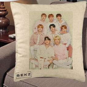 Perna Personalizata K-pop Stray Kids Foto Grup Pastel Roz-Alb cu 8 Membrii, 40x40 cm, Bej, Husa Detasabila, Perna Inclusa, BEKZ®